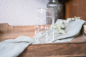 Preview: Can Longdrinkglas mit Herz und Mama-Schriftzug, 470 ml, dekorativ auf Holztablett mit Stofftuch arrangiert